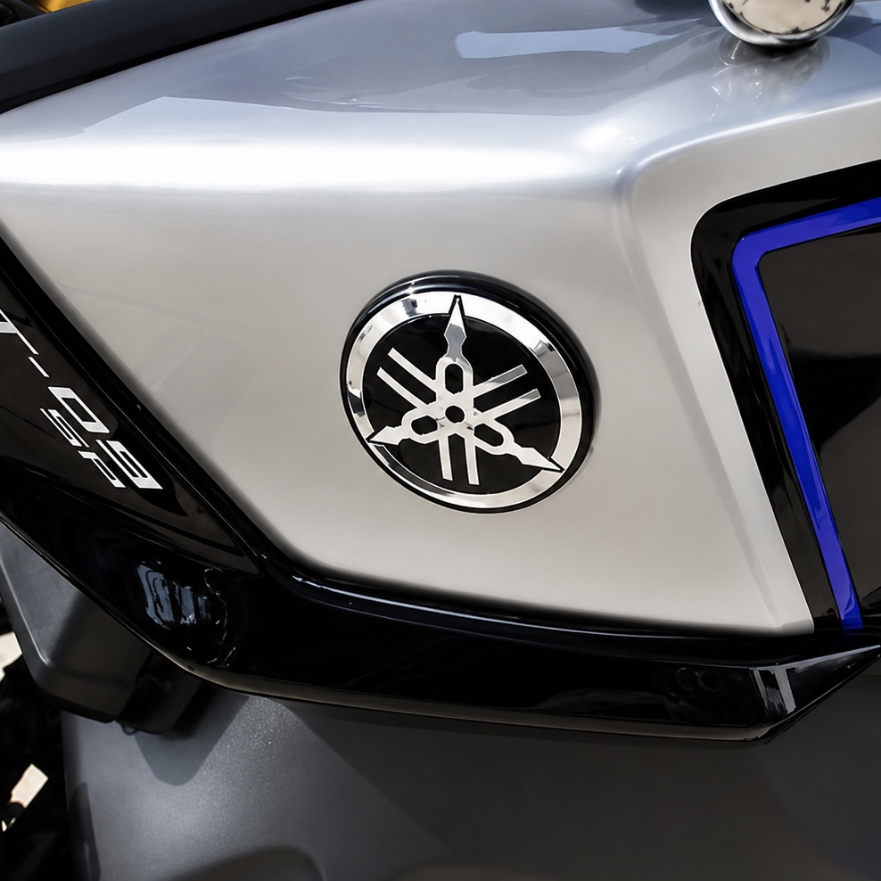 IMG_1764 Logo Yamaha 50mm Noir Brillant – Image 1